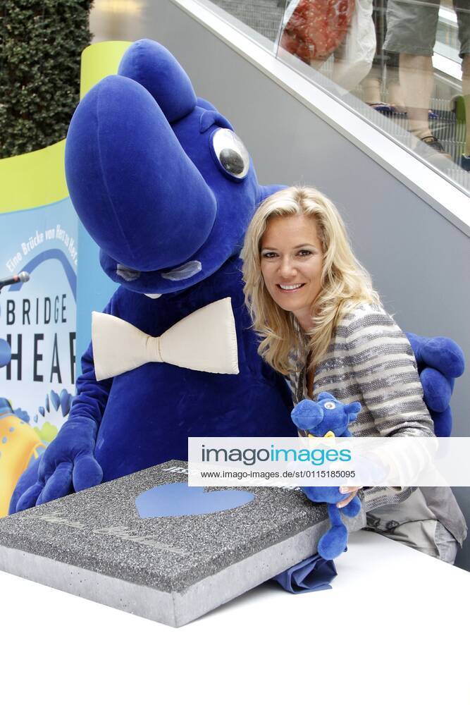 Blue heart for Jessica Stockmann Theo Tintenklecks awards honorary prize for child-friendly commitment at Park Center in Berlin