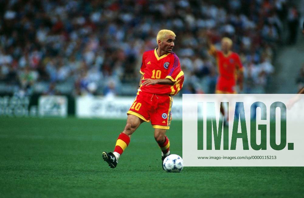 Gheorghe Hagi (Rumänien) am Ball Fußball WM Herren Weltmeisterschaft 1998, Länderspiel, Nationalmannschaft, Nationalteam, Nationaltrikot Einzelbild Stade de France Paris, St. Denis