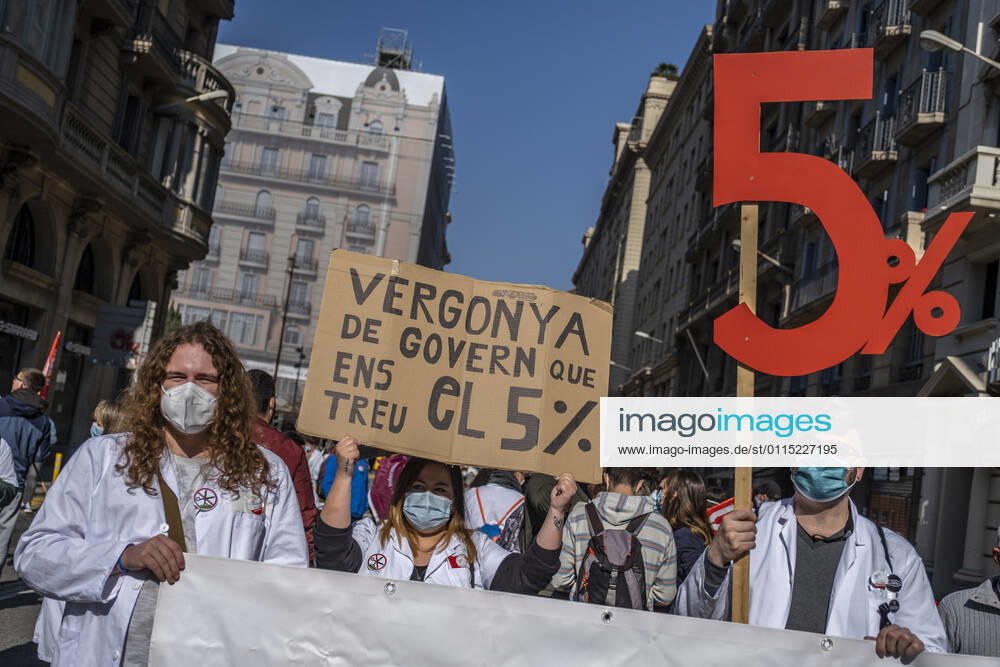 A protester at Via Laietana holding a placard denouncing the 5% of wages cut, during the demonstration..Under the slogan estemfartes (we are fed up), the Catalan Health Union Board, formed by minority unions, has mobilized health workers to a day of strike to denounce the physical fatigue of health professionals and salary cuts. Barcelona Spain - ZUMAs197 20210310_zaa_s197_148