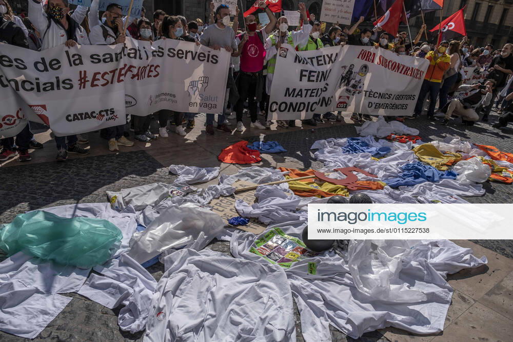 Placards and sanitary gowns thrown by the sanitary workers on the floor of the Plaza Sant Jaume at the door of the Palace of the Generalitat de Catalunya during the demonstration..Under the slogan estemfartes (we are fed up), the Catalan Health Union Board, formed by minority unions, has mobilized health workers to a day of strike to denounce the physical fatigue of health professionals and salary cuts. Barcelona Spain - ZUMAs197 20210310_zaa_s197_160