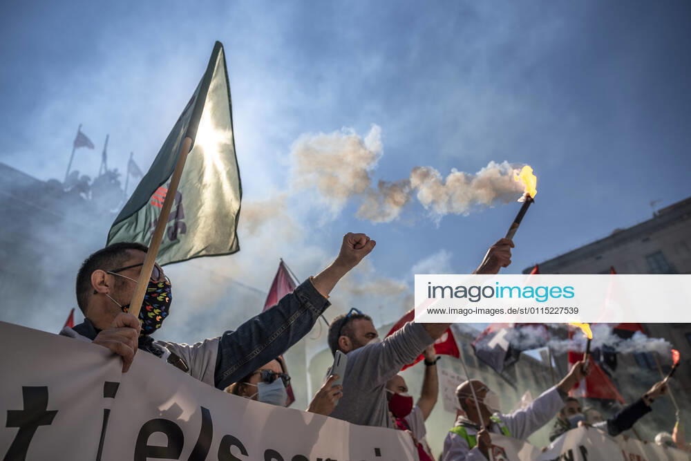Protesters at Plaza Sant Jaume with burning flares during the demonstration..Under the slogan estemfartes (we are fed up), the Catalan Health Union Board, formed by minority unions, has mobilized health workers to a day of strike to denounce the physical fatigue of health professionals and salary cuts. Barcelona Spain - ZUMAs197 20210310_zaa_s197_161