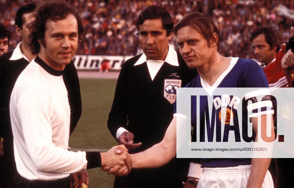 Franz Beckenbauer (li., BR Deutschland) und Bernd Bransch (DDR) begrüßen sich zur Seitenwahl, dazwischen Schiedsrichter Ramon Barreto (Uruguay) Fußball WM Herren Weltmeisterschaft 1974, Länderspiel, Gruppenspiel, Gruppe 1, Nationalmannschaft, Nationalteam Gruppe DDR - BRD 1:0 Hamburg