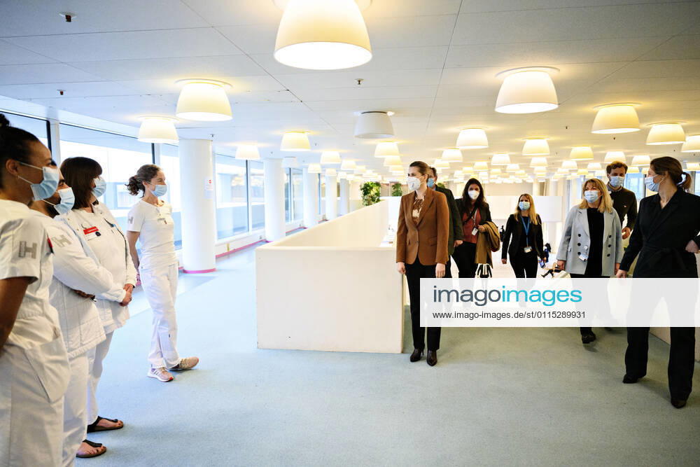 Prime Minister Mette Frederiksen S is accompanied by Regional Council Chairman Sophie Haestorp Andersen S and hospital director at Herlev and Gentofte Hospital Anne Jastrup Okkels and greets the nurses Merete Dall, Silvia