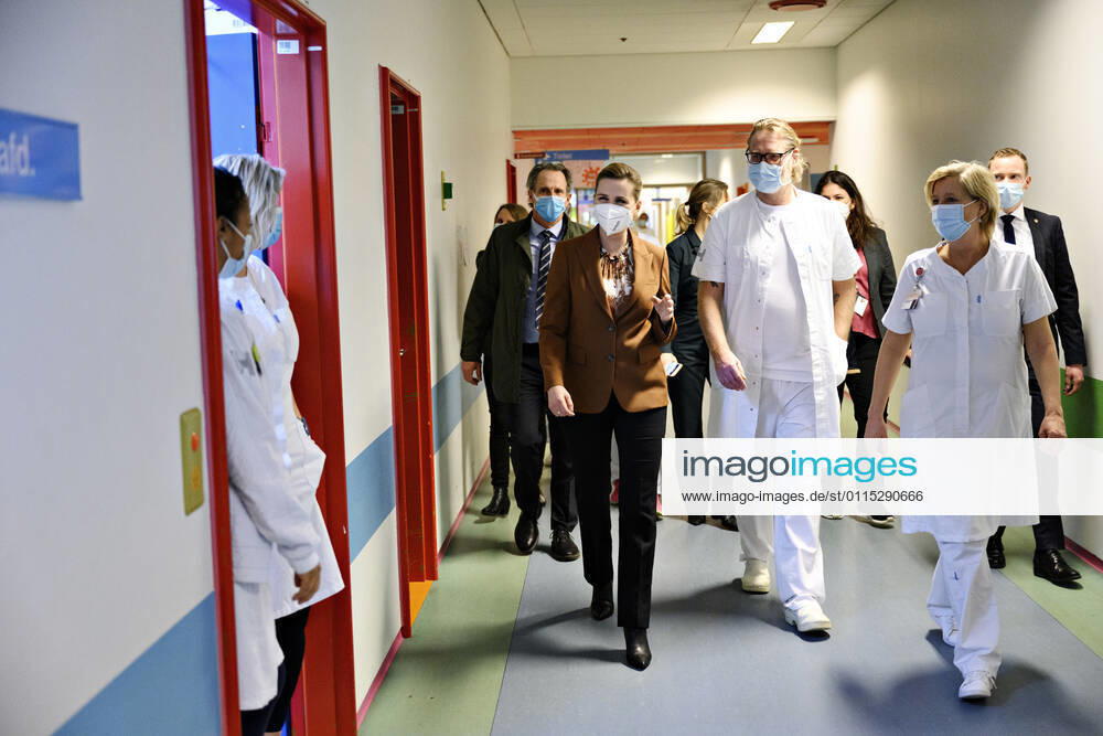 Prime Minister Mette Frederiksen S and Regional Council President Sophie Haestorp Andersen S talk to the nurses Susanne Stumpe and Susanne Jul and consult Kasper Iversen during his tour of the Assessment and Podiatry Clinic, as the Prime Minister visits H