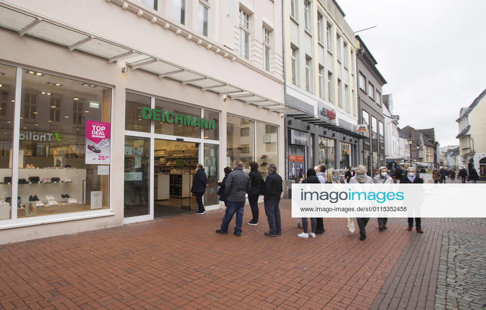 The Moers city centre in Corona times View into the Moers pedestrian precinct in Corona times Buyers form queues in front of the shoe shop Deichmann Moers Germany North Rhine Westphalia