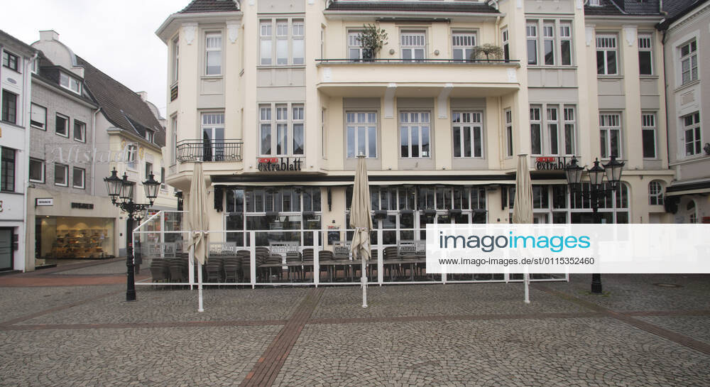 The Moers city center in Corona times View of the Moers pedestrian zone in Corona times The Cafe Extrablatt at the Altmarkt remains closed Moers Germany North Rhine Westphalia
