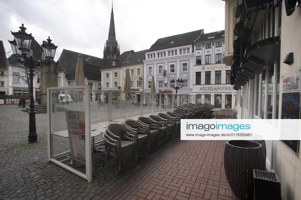 The Moers city center in Corona times View of the Moers pedestrian zone in Corona times The Cafe Extrablatt at the Altmarkt remains closed Moers Germany North Rhine Westphalia