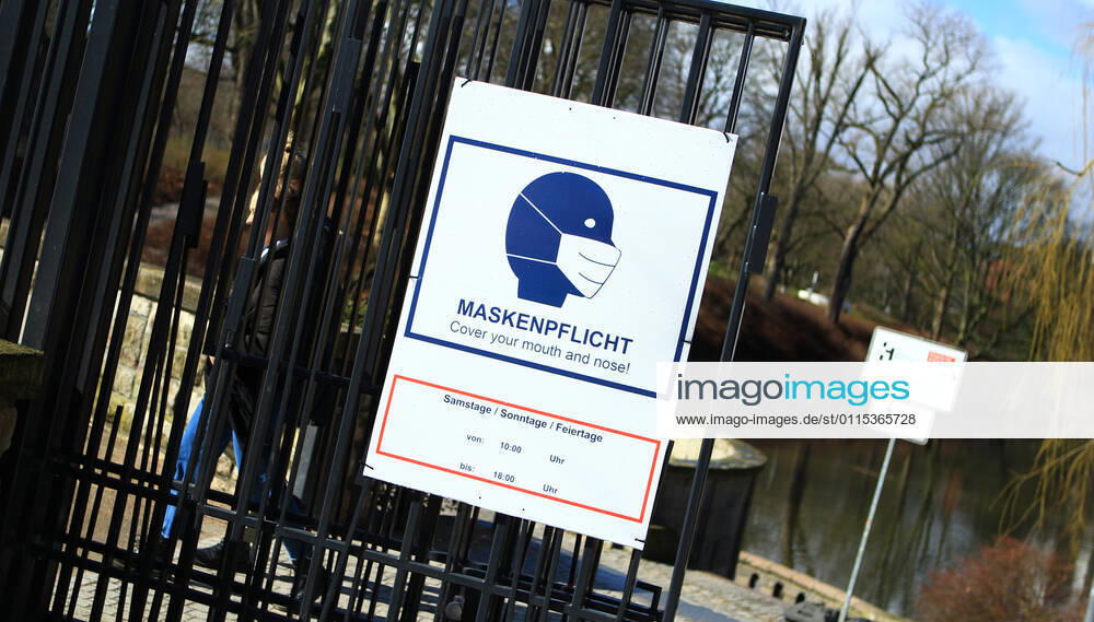 At the entrance of a green area in Hamburgs city centre there are signs indicating that masks are compulsory in this park on weekends and public holidays from 10 a.m. to 6 p.m. City centre Hamburg