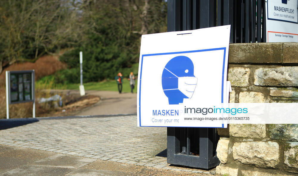 At the entrance of a green area in Hamburgs city centre there are signs indicating that masks are compulsory in this park on weekends and public holidays from 10 a.m. to 6 p.m. City centre Hamburg