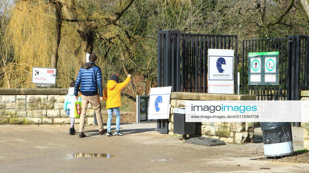 At the entrance of a green area in Hamburgs city centre there are signs indicating that masks are compulsory in this park on weekends and public holidays from 10 a.m. to 6 p.m. City centre Hamburg