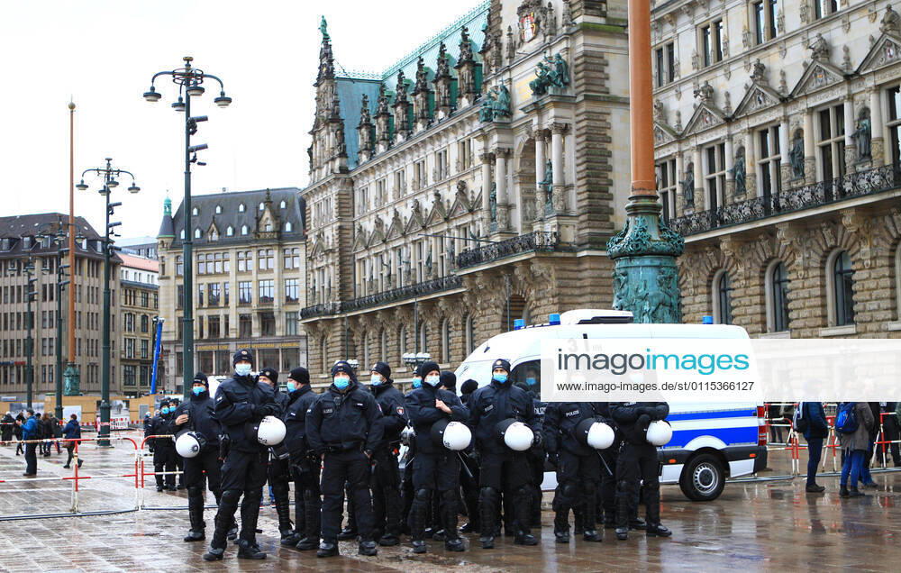 Police forces stand in front of Hamburg City Hall Police forces are preparing for a demonstration by critics of the federal governments Corona policy, which will take place on the Rathausplatz inner city Hamburg