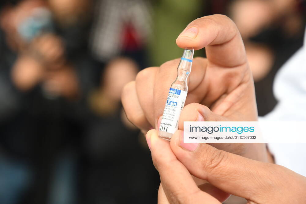 (210313) -- TUNIS, March 13, 2021 -- A medical worker shows the COVID-19 vaccine in Tunis, Tunisia, on March 13, 2021. The national vaccination campaign against COVID-19 officially started Saturday in the 25 regional centers across Tunisia. (Photo by Xinhua) TUNISIA-TUNIS-COVID-19 VACCINATION-CAMPAIGN AdelxEzzine