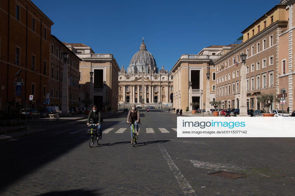 Italy: First day of Red Zone in Rome View of St. Peter s Square from Via della Conciliazione on first day with the restrictions of red zone for the fight against the Covid-19 pandemic Rome Italy