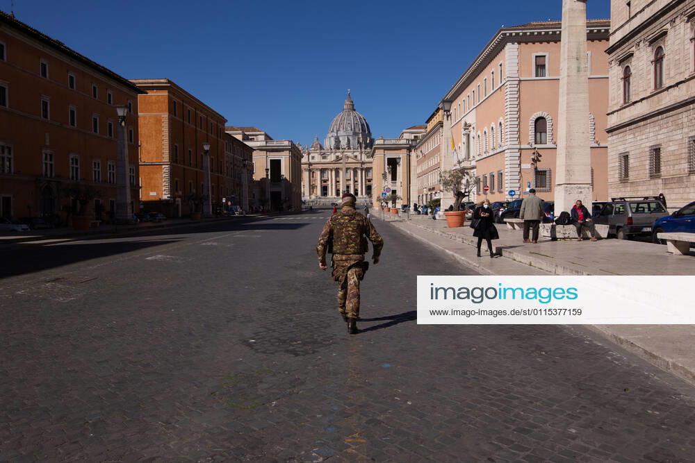 Italy: First day of Red Zone in Rome View of St. Peter s Square from Via della Conciliazione on first day with the restrictions of red zone for the fight against the Covid-19 pandemic Rome Italy