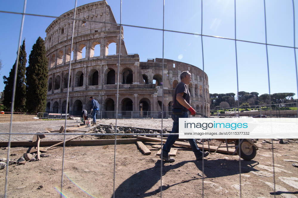 Rome: Colosseum on first day of Red Zone Workers at work in front of Colosseum on the first day with red zone restrictions to combat the Covid-19 pandemic Rome Italy