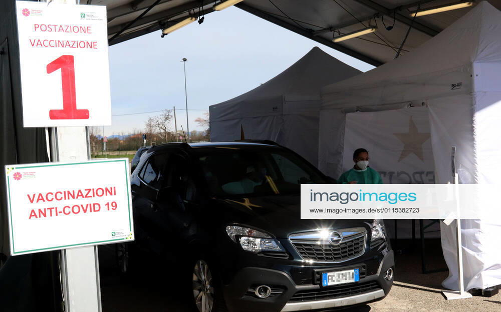 Photo ipp clemente marmorino milan 15 03 2021 coronavirus emergency covid 19 inauguration of the first drive through for tampons converted into a vaccine garrison in the photo the location of a drive through vaccine campaign drive throu 0