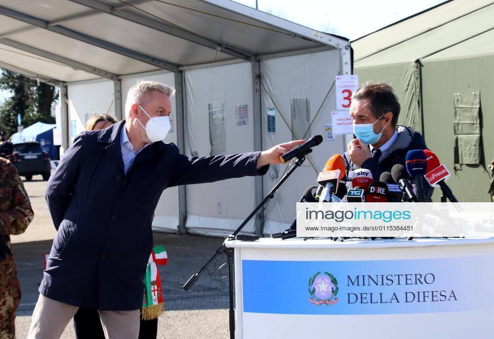Photo ipp clemente marmorino milan 15 03 2021 emergency coronavirus covid 19 inauguration of the first drive through for swabs converted into a vaccination centre in the photo the minister of defence lorenzo guerrini moves the microphone towards attilio fontana president of the lombardy region vaccination campaign drive throu 0
