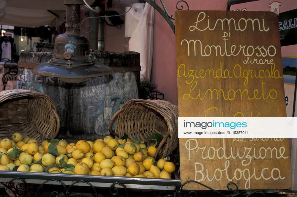 Typical lemons, Monterosso, Ligury, Italy GiorgioMesturini CuboImages 1028_11_GME0879