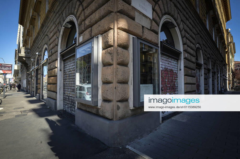 Rome and Lazio in the red zone, the shopping streets of the capital semi-deserted due to the closure of most of the shops in the photo via Cola di Riezo Editorial Usage Only