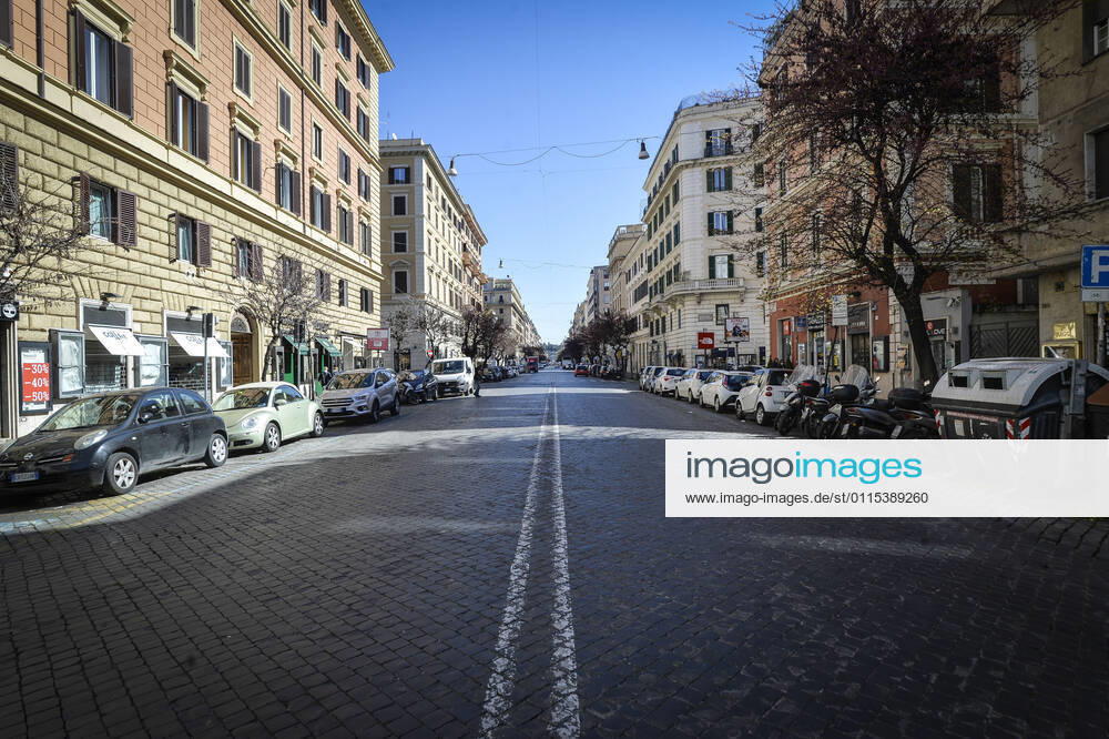 Rome and Lazio in the red zone, the shopping streets of the capital semi-deserted due to the closure of most of the shops in the photo via Cola di Riezo Editorial Usage Only