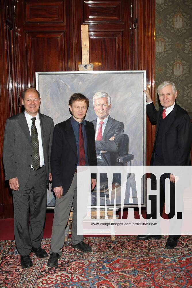 Johannes Duwe the artist, Hennig Voscherau, Olaf Scholz, Mayor Scholz receives portrait from Mayor Voscherau, City Hall Hamburg