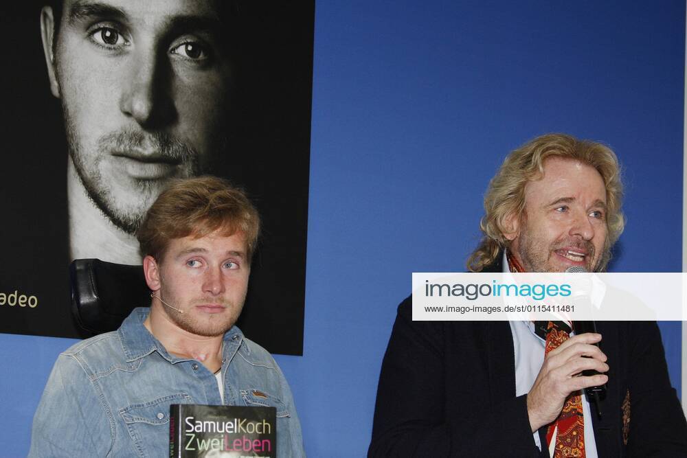 Samuel Koch and Thomas Gottschalk at the book launch of the Adeo publishing house Samuel Koch Two Lives in the House of the Federal Press Conference in Berlin
