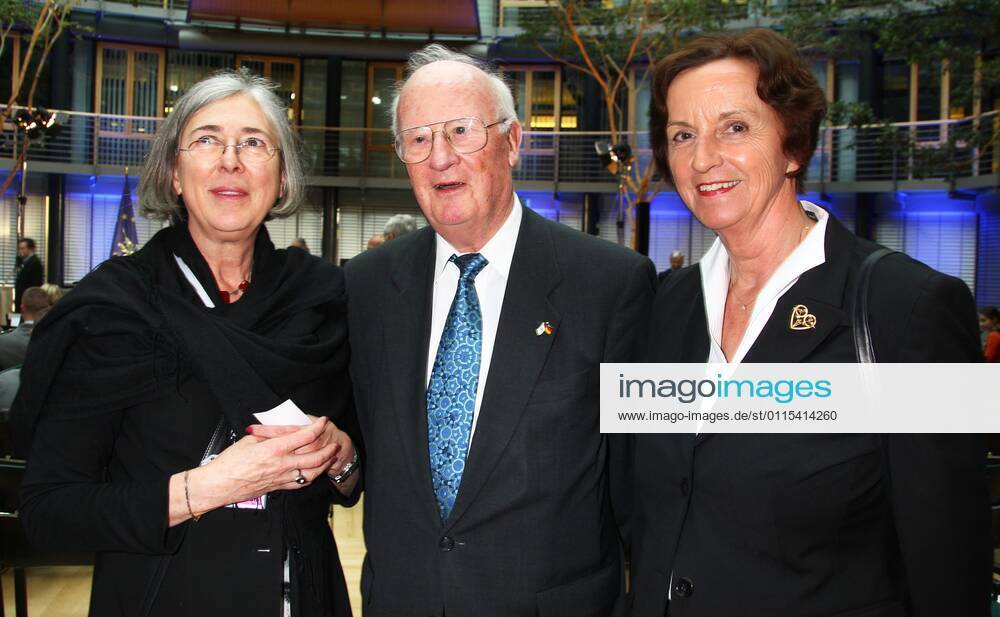 Hildegard Radhauer Managing Director of DIG with Christian Hodler and wife Almuth German-Israeli Society Berlin DIG honors Axel Springers contributions to reconciliation and friendship with Israel DIG holds a ceremony in the Allianz Forum on Pariser Platz in Berlin to mark Axel Springers 100th birthday.