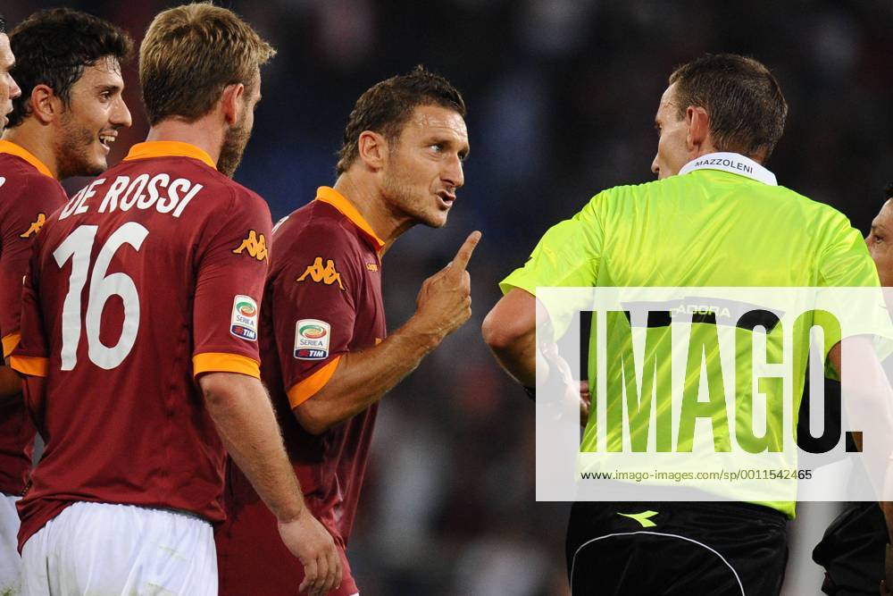 Francesco Totti (RomA) contesta il fischio finale dell arbitro Paolo Silvio Mazzoleni AS Rom - Sampdoria Genua --- AntoniettaxBaldassarre