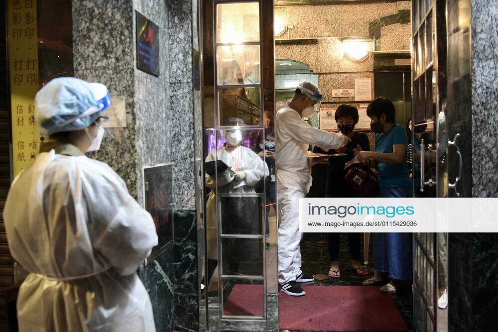 Another 4 buildings are blocked and all citizens have to take the COVID-19 nucleic acid testing in Hongkong,China on 15th March, 2021. Hongkong China - ZUMAt151 20210315_zia_t151_012
