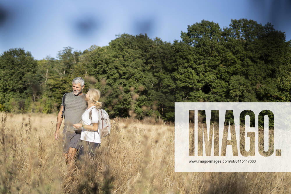 IMAGO Creative: Internationaler Frauenmonat, Gesundheit, Frauen in der Menopause Smiling mature couple hiking in forest
