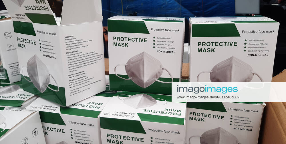 Coronavirus in Tschechien, Zoll in Prag endeckt unzertifizierten Atemschutzmasken aus China Prague customs officers have seized 680,000 respirators from China with no marking or certificate attesting to their efficiency in Prague, Czech Republic, March 16, 2021. The importer will have to either transport the protective means outside the EU or dispose of them. (CTKxPhoto AnnaxCharvatova) CTKPhotoP202103160443801 ana4