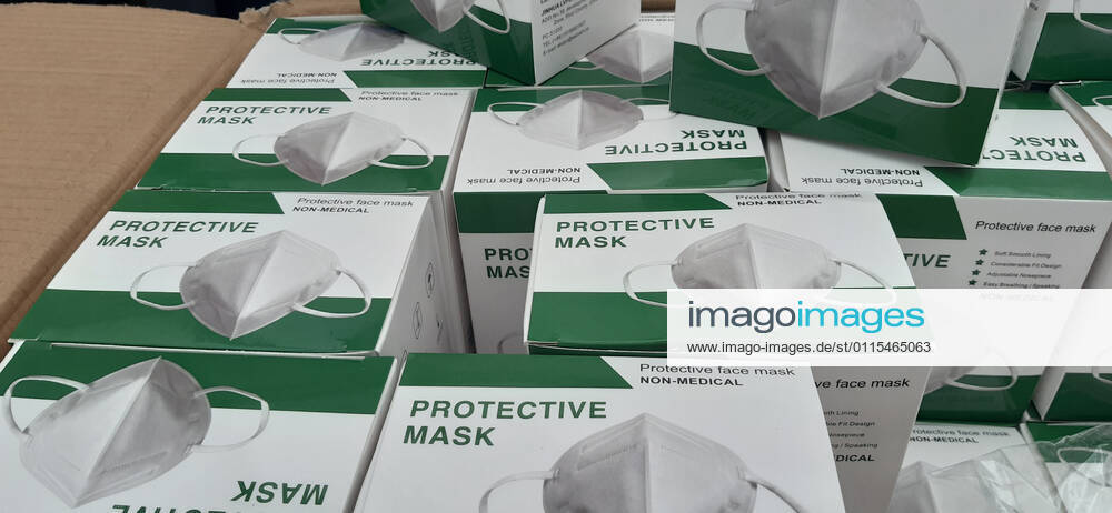 Coronavirus in Tschechien, Zoll in Prag endeckt unzertifizierten Atemschutzmasken aus China Prague customs officers have seized 680,000 respirators from China with no marking or certificate attesting to their efficiency in Prague, Czech Republic, March 16, 2021. The importer will have to either transport the protective means outside the EU or dispose of them. (CTKxPhoto AnnaxCharvatova) CTKPhotoP202103160447501 ana