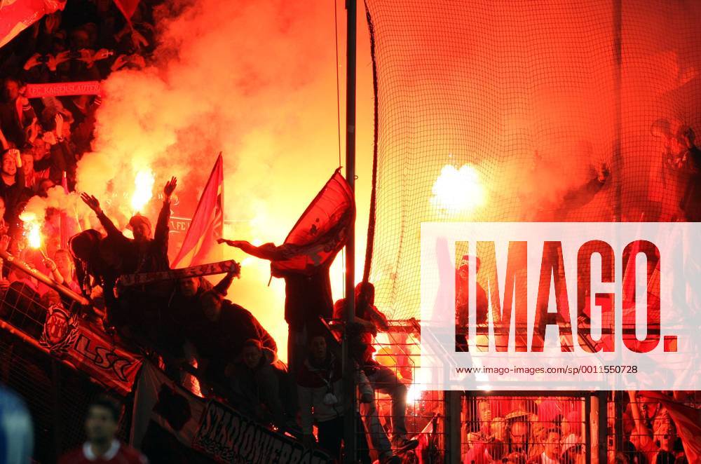 Fussball, Saison 2012-2013, 2. Bundesliga, 7. Spieltag, 1. FC Kaiserslautern 1-2, Lauterer Fans zünden Bengalos