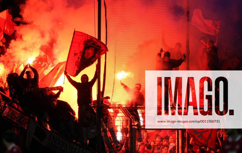 Fussball, Saison 2012-2013, 2. Bundesliga, 7. Spieltag, 1. FC Kaiserslautern 1-2, Lauterer Fans zünden Bengalos