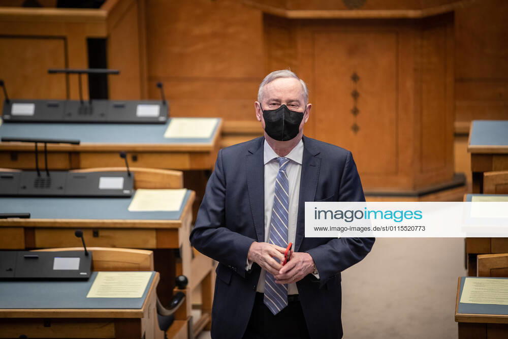 Tallinn. The corona-positive Estonian Prime Minister Kaja Kallas made a presentation in the Riigikogu (Estonian parliament) via a video bridge. Member of Riigokogu Siim Kallas. Photo Madis Veltman, Postimees Tallinn Harjumaa Estonia 1MV16MAR21A03