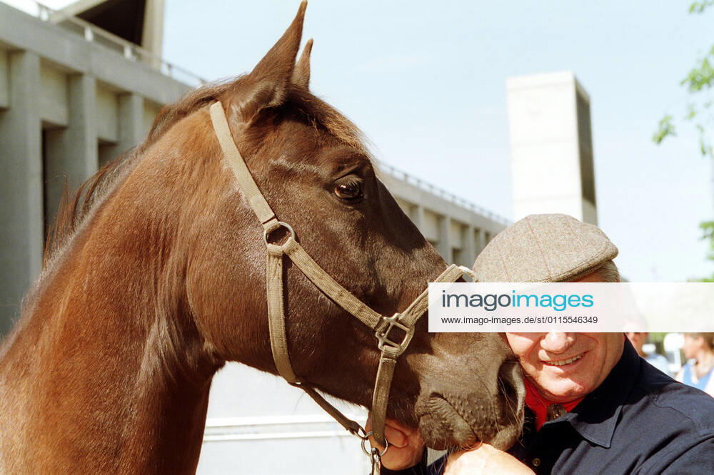 Berlin, GER Monty Roberts with horse in portrait Tempodrom Berlin Pferdefluesterer, Roberts, horse, portrait, portraet, camera view, view into the camera, eye contact 020509D011BERLIN JPG