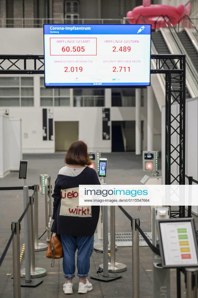 DEUTSCHLAND, Hamburg, Corona Pandemie, Impfzentrum der KVH und Sozialbehörde Hamburg in den Messehallen, groesstes Impfzentrum Deutschlands fuer bis zu 7000 Menschen taeglich, Impfung von alten Menschen und jungen Menschen in systemrelevanten Berufen, Mitarbeiter Eingang mit digitaler Fiebermessung Hamburg Germany