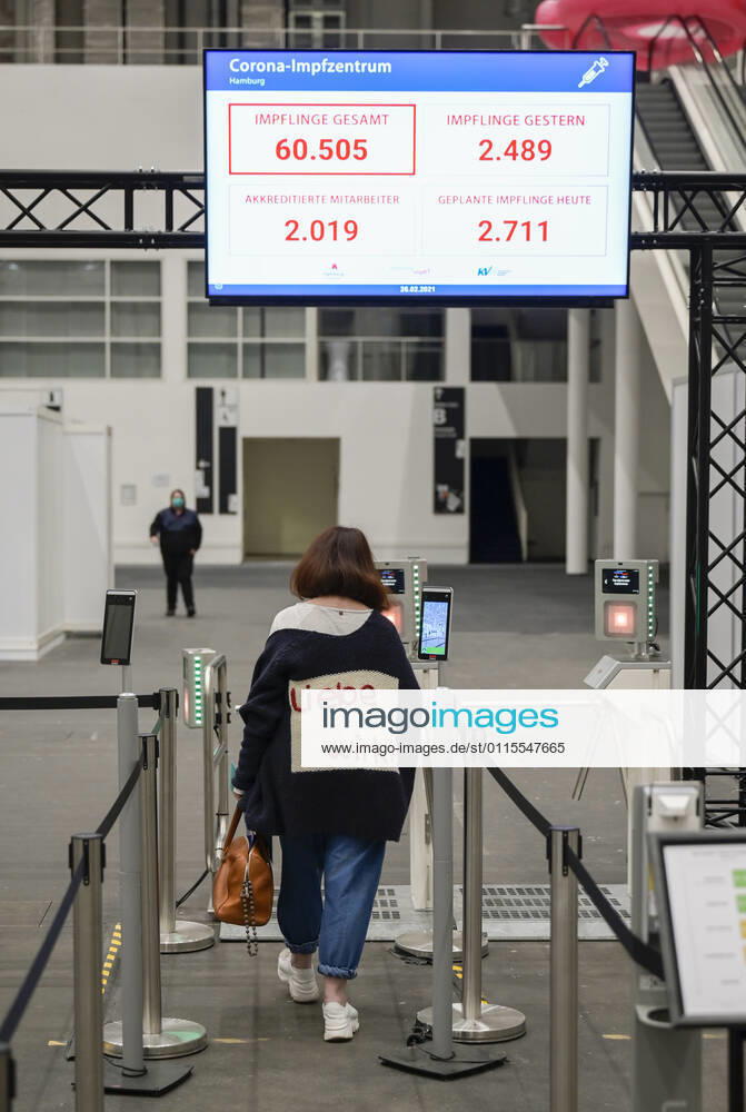 DEUTSCHLAND, Hamburg, Corona Pandemie, Impfzentrum der KVH und Sozialbehörde Hamburg in den Messehallen, groesstes Impfzentrum Deutschlands fuer bis zu 7000 Menschen taeglich, Impfung von alten Menschen und jungen Menschen in systemrelevanten Berufen, Mitarbeiter Eingang mit digitaler Fiebermessung Hamburg Germany