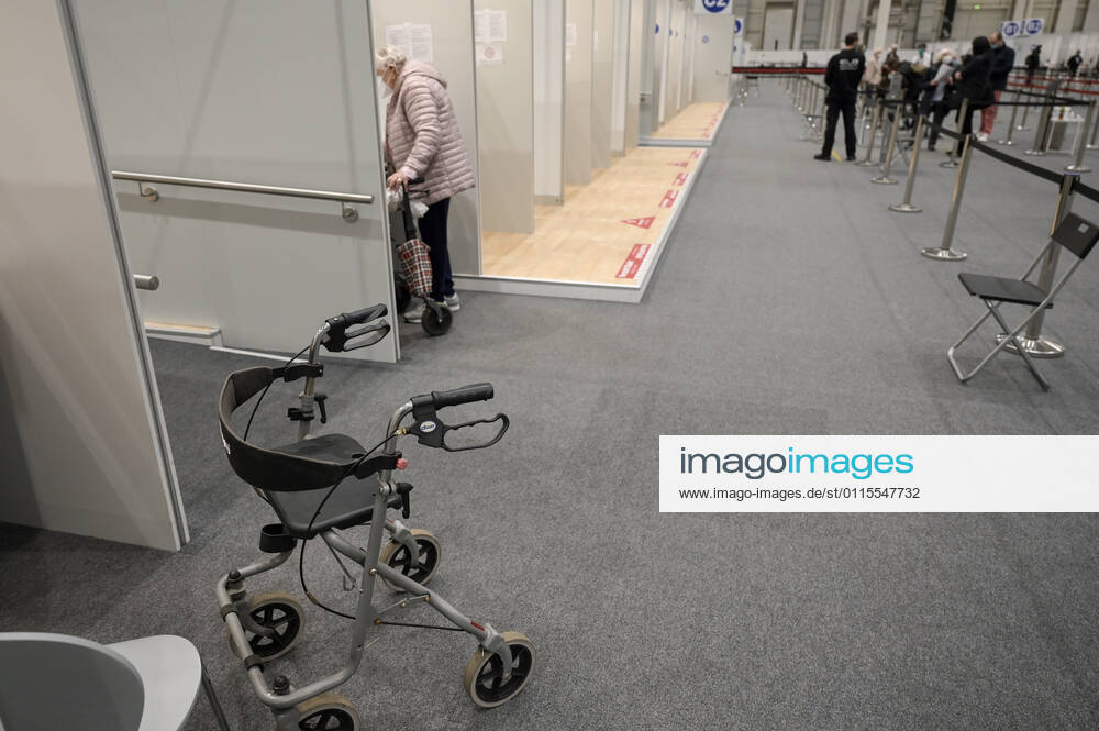 DEUTSCHLAND, Hamburg, Corona Pandemie, Impfzentrum der KVH und Sozialbehörde Hamburg in den Messehallen, groesstes Impfzentrum Deutschlands fuer bis zu 7000 Menschen taeglich, Impfung von alten Menschen und jungen Menschen in systemrelevanten Berufen Hamburg Germany