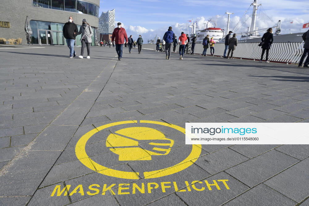 DEUTSCHLAND, Hamburg , landungsbrücken Elbe, Corona Pandemie, Hinweisschild fuer Maskenpflicht Hamburg Deutschland