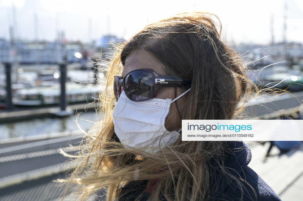 DEUTSCHLAND, Hamburg , Elbe Landungsbrücken, Corona Pandemie, Maskenpflicht für Spaziergänger, MR liegt vor Hamburg Deutschland