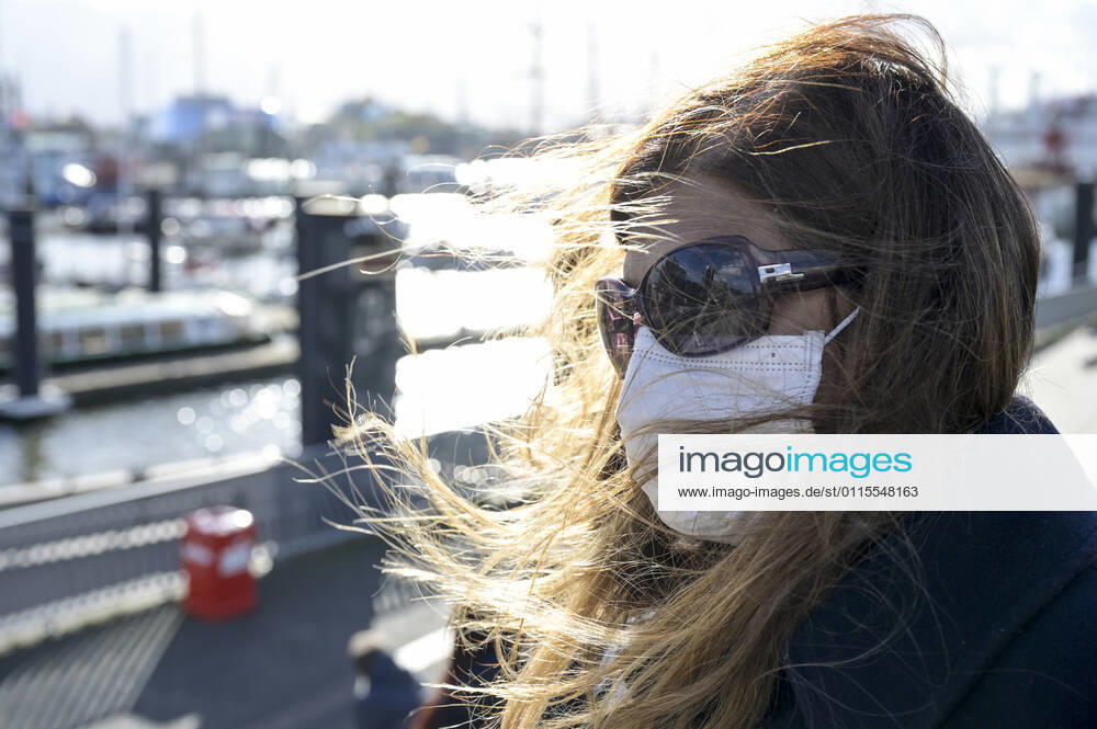 DEUTSCHLAND, Hamburg , Elbe Landungsbrücken, Corona Pandemie, Maskenpflicht für Spaziergänger, MR liegt vor Hamburg Deutschland