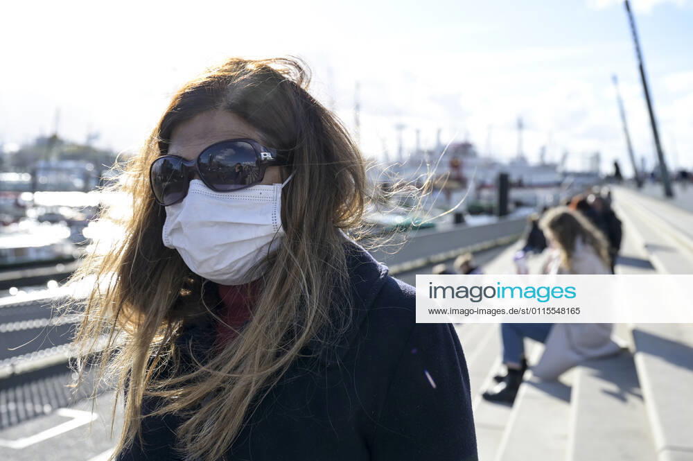 DEUTSCHLAND, Hamburg , Elbe Landungsbrücken, Corona Pandemie, Maskenpflicht für Spaziergänger, MR liegt vor Hamburg Deutschland