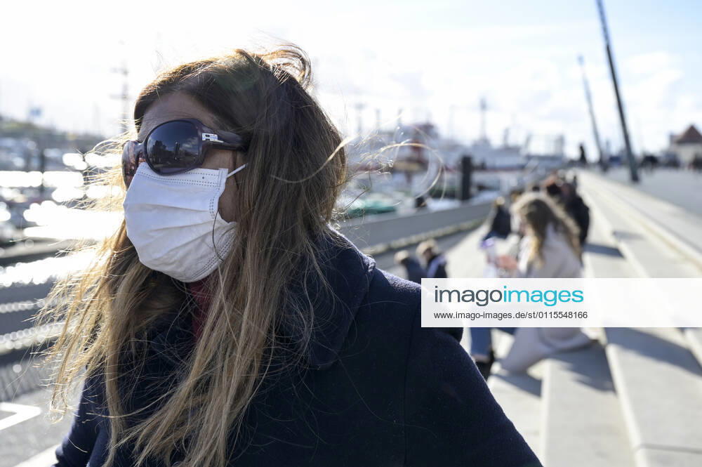 DEUTSCHLAND, Hamburg , Elbe Landungsbrücken, Corona Pandemie, Maskenpflicht für Spaziergänger, MR liegt vor Hamburg Deutschland
