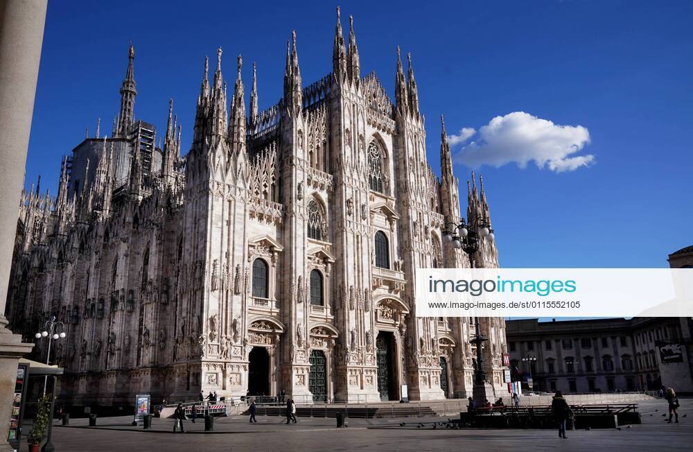 Milan, Few people around the center for the dpcm, red zone, Lockdown for covid in Lombardy, in the photo Piazza Duomo Editorial Usage Only