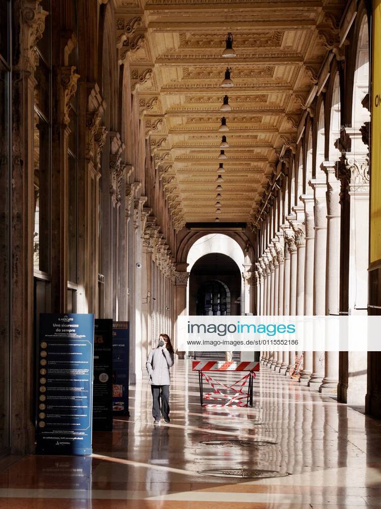 Milan, Few people around the center for the dpcm, red zone, Lockdown for covid in Lombardy, in the photo Corso Vittorio Emanuele Editorial Usage Only