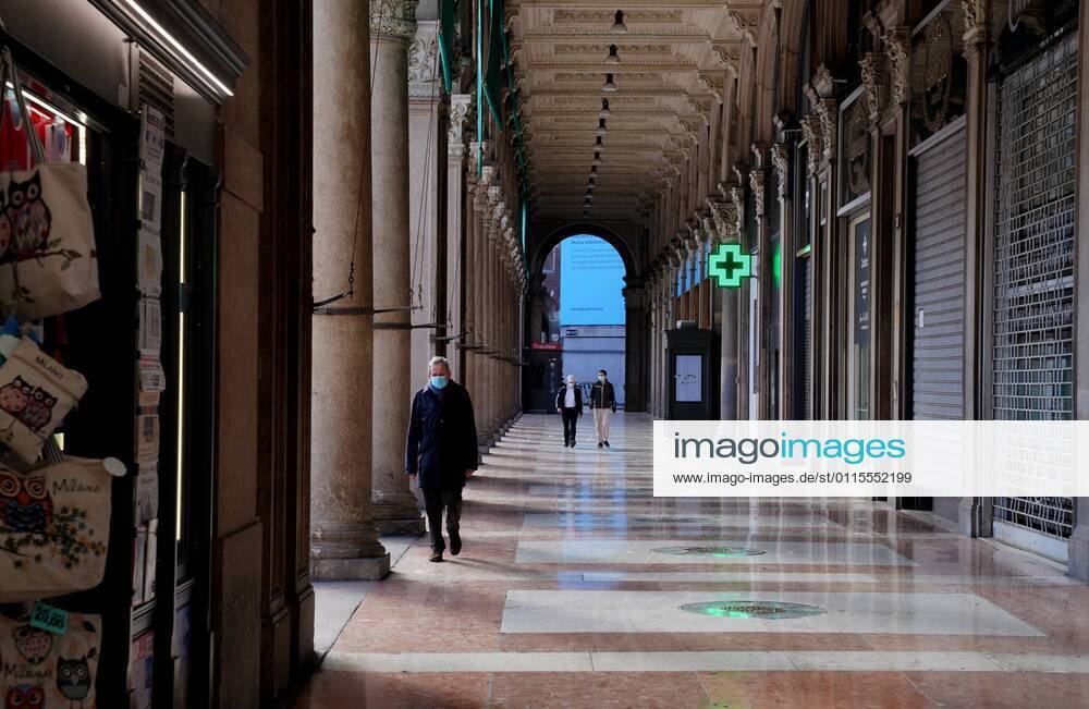Milan, Few people around the center for the dpcm, red zone, Lockdown for covid in Lombardy, in the photo Corso Vittorio Emanuele Editorial Usage Only