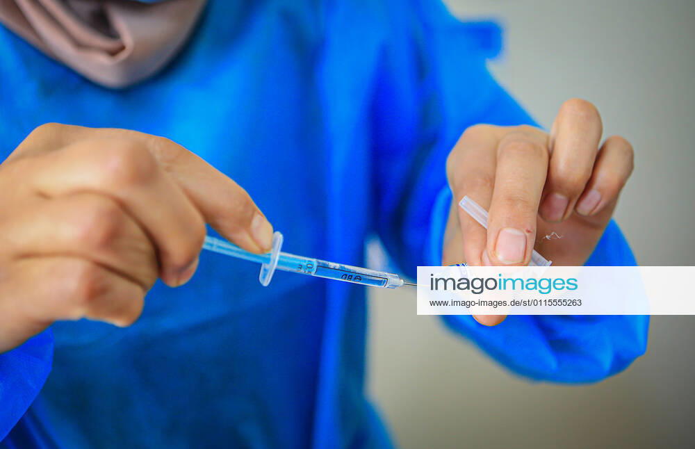 A shot of the Sputnik V Covid-19 vaccine is prepared to be administered at the Ministry of Health Sabha Al Harazeen clinic, in Al Shejaeiya neighborhood, in the east of Gaza City, 17 March 2021. The Palestinian Authority received on 17 March around 60,000 coronavirus vaccine doses as a first shipment through the COVAX initiative. People start to receive doses of Russia s Sputnik V COVID-19 coronavirus vaccine in the Ministry of Health clinics and United Nations Relief and Works Agency for Palestine Refugees (UNRWA) s clinics. Gaza City Palestine - ZUMAq100 20210317_zaa_q100_001