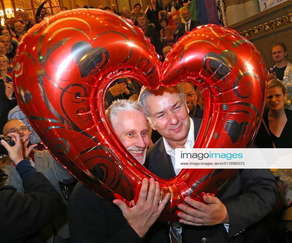 The first and last kiss in public as Governing Mayor of Berlin Klaus Wowereit with friend Joern Kubicki Thank you Wowi Berlin remains colorful The Lesbian and Gay Association Berlin Brandenburg says goodbye to Klaus Wowereit from his office as Governing Mayor of Berlin in the Rotes Rathaus (Red City Hall)