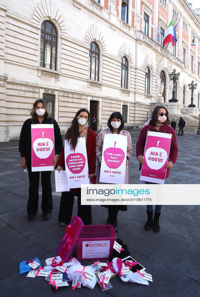 Coronavirus in Italien, Giusto Mezzo Bewegung protestiert gegen Corona-Maßnahmen in Rom Rome, The Giusto Mezzo movement symbolically delivers, to the Prime Minister Mario Draghi, a box with the professional tools of the activities that are denied the right to devote themselves to work. Pictured: